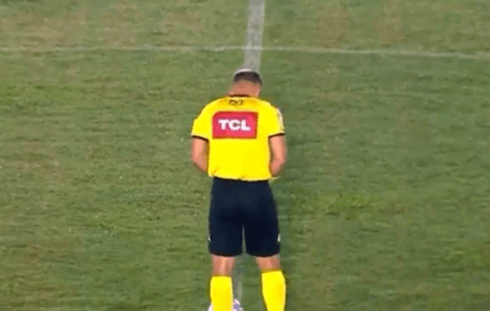 GROZNO: Sudija tokom utakmice <span style='color:red;'><b>URINIRAO</b></span> NASRED TERENA! (VIDEO)